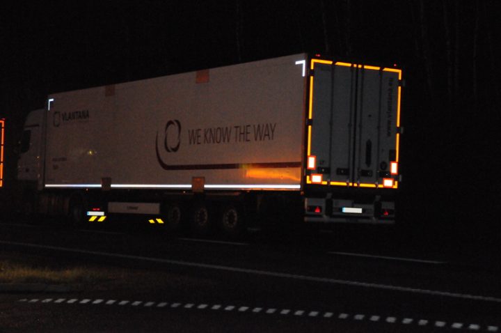 Retrofitting reflective strips on older lorries could save 400 lives – report